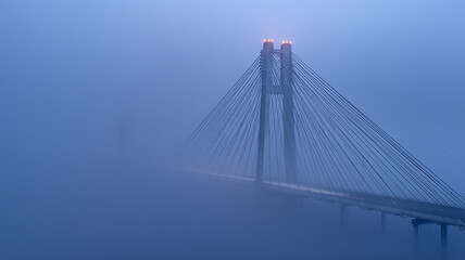 Fototapeta premium 青みの霧に浮く斜張橋主塔の光景