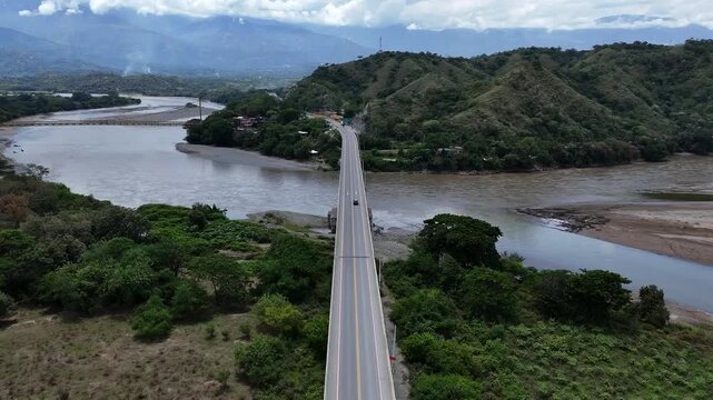 Video a&eacute;reo realizado con drone. en el se aprecia la v&iacute;a a Urab&aacute; desde el Municipio de Santa Fe de Antioquia, en cercan&iacute;as al R&iacute;o Cauca.