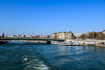 Naklejka premium セーヌ川クルーズ船から眺めるパリのとても美しい街並み風景