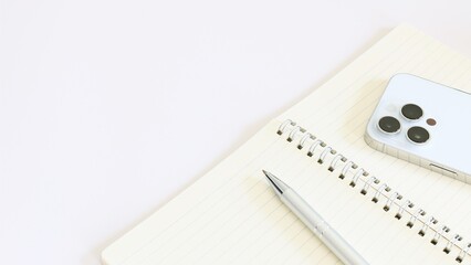 スマホとリングノート　白い背景　コピースペース　16:9