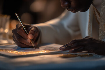Obraz premium creative process unfolds as hands meticulously craft christmas card infused with ar surprises