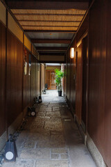 京都の古い街並み、路地裏を歩く