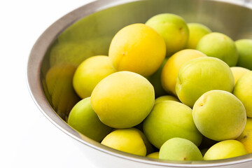 ボウルに入った梅の実