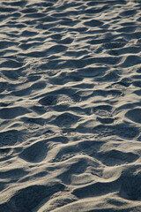 たくさんの足跡が残る砂浜