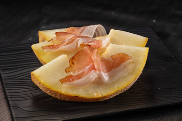 Slised sweet melon with Jamon