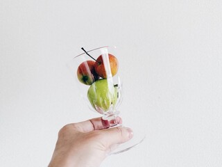 クラシカルなグラスに飾った3つのりんご
