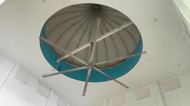 Introducing our stunning giant ceiling fan video with a striking blue circle design! This piece not only enhances indoor aesthetics but also promotes symmetry and airflow in your space. 