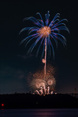 夜空を貫く大輪の打ち上げ花火