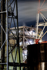 鉄骨とタンクが魅せる無骨な工場夜景