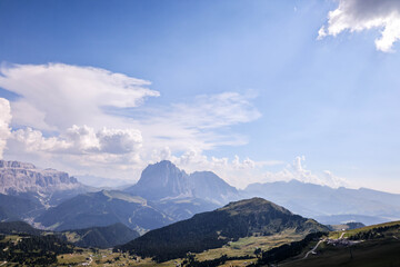 Crestas rocosas y villas / Rocky ridges and villas / Felsgrate und Bergdörfer in den Dolomiten