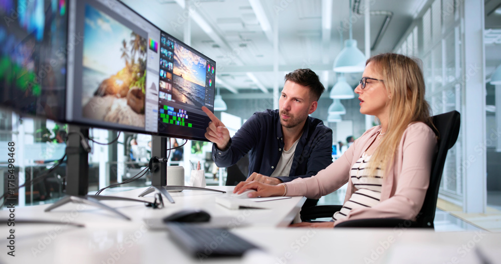 Aufkleber video editor designing web ads in collaboration