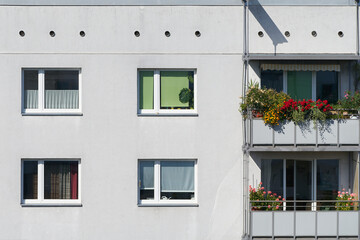 Fassade eines Plattenbau Wohnhauses mit Fenster und Balkon in der Innenstadt von Magdeburg