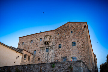 Vista panorámica del casco histórico de la ciudad española de Cáceres con vistas a los tejados de tejas marrones de edificios antiguos alrededor de la plaza principal en el soleado día de verano