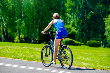 Obraz premium Cyclist ride on the bike path in the city Park 