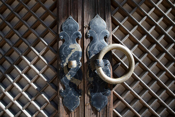 This is a doorknob that can open the door of a Hanok.한옥의 문을 열수있는 문고리입니다.