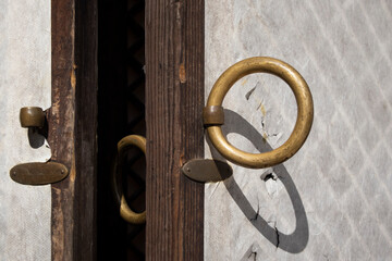 This is a doorknob that can open the door of a Hanok.한옥의 문을 열수있는 문고리입니다.