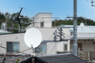 屋根の上のアンテナ設備