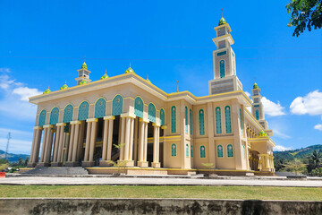 The photo shows Masjid Agung Boul, a magnificent grand mosque located in Sulawesi Tengah, Indonesia.