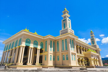 The photo shows Masjid Agung Boul, a magnificent grand mosque located in Sulawesi Tengah, Indonesia.