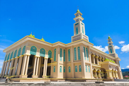 The photo shows Masjid Agung Boul, a magnificent grand mosque located in Sulawesi Tengah, Indonesia.