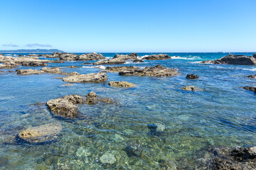 房総半島西端の侵食された岩場が続く海岸