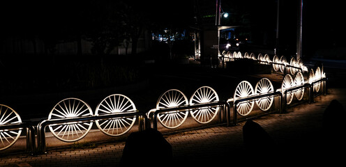 굽어진 자전거 바퀴 울타리 길