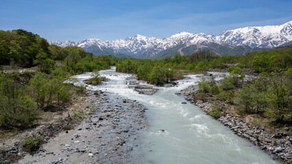 北アルプスと雪解けの川　長野県白馬村