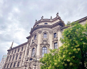 It is impossible to take your eyes off the architectural and sculptural beauty of the building of the Palace of Justice in Munich.