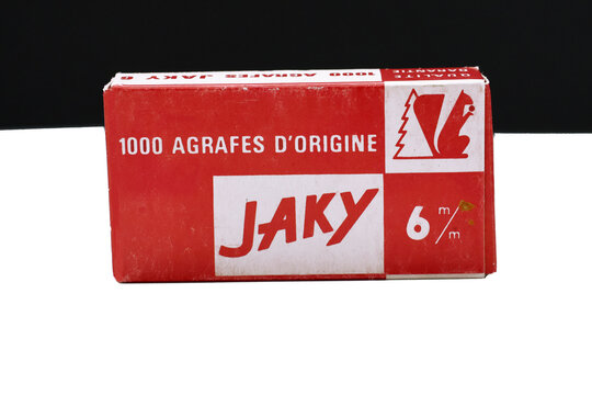Boite ancienne d agrafes  de Jaky