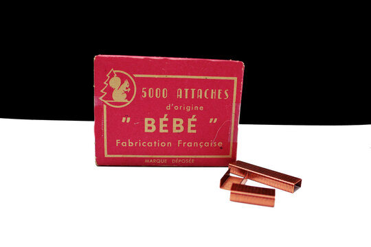 Boite d agrafes b&eacute;b&eacute; 
