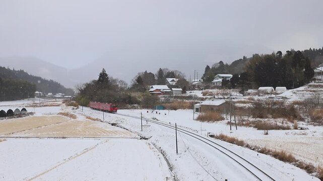 湯布院の雪景色と線路と列車（大分県由布市湯布院）