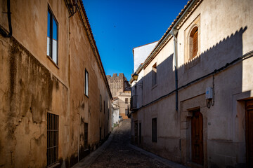 Vista panorámica del casco histórico de la ciudad española de Cáceres con vistas a los tejados de tejas marrones de edificios antiguos alrededor de la plaza principal en el soleado día de verano