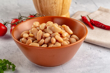 Canned white beans in the bowl