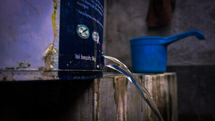 Water flow from the bucket