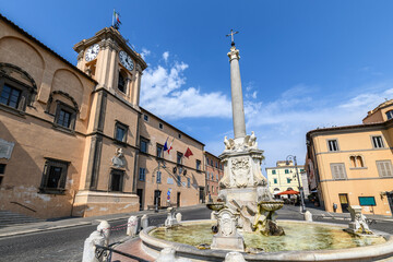Tarquinia, piazza principale con fontana