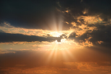 Obraz premium Beautiful sunset in a dramatic cloudy sky.