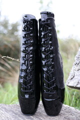 Schwarze Fetisch Hochglanz Lack Ballet-Boots / Ballet-Heels in der Natur