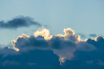 秋の空　雲から朝日が差してくるアップ04