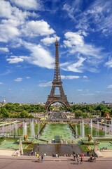 paris, frankreich - champ de mars mit eiffelturm und wasserbecken