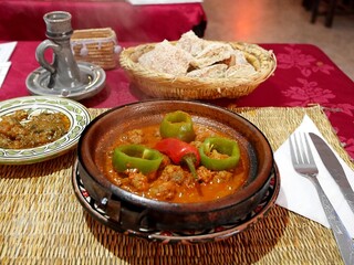 モロッコのエッサウィラのレストランのいわしボールのタジンとパン