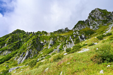 日本長野県中央アルプスの千畳敷カールと木曽駒ヶ岳
