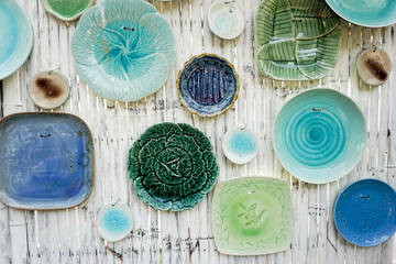 Ceramic plates of various shapes and sizes are used as wall decorations.