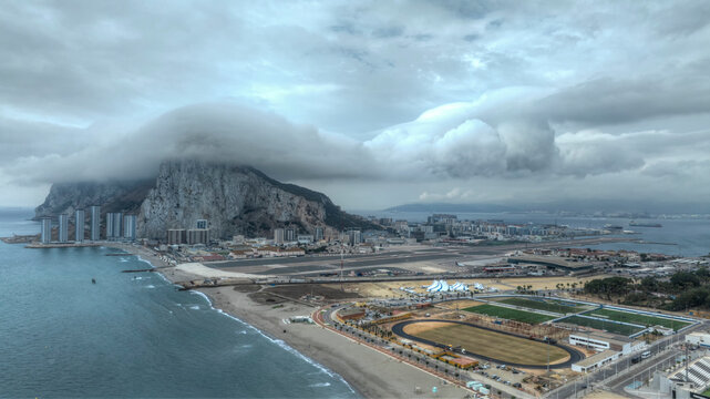 vista del pe&ntilde;&oacute;n de Gibraltar desde la playa de Santa B&aacute;rbara en la Linea de la Concepci&oacute;n	