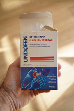 A hand holding a box of Undofen cryotherapy treatment for warts and verrucas with text in Polish on the packaging