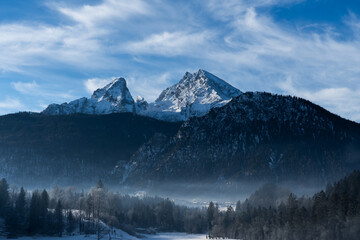 Verschneite Bergspitzen im Winterpanorama