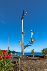 Magische Säule im Hafen von Meersburg am Bodensee im Abendlicht