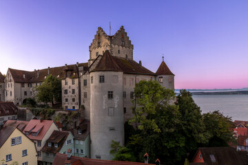 Blick über Meersburg am Bodensee im Morgenlicht 