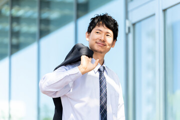 ジャケットを肩にかける男性ビジネスマン
