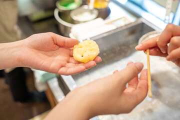 食品サンプル作り　体験　天ぷら　れんこん © Suuuu