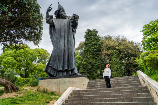 Mujer viajera observando la Estatua de Gregorio de Nin, en Split